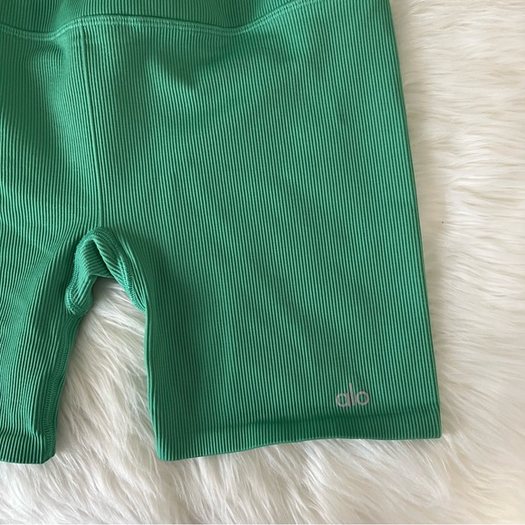 Alo Yoga 5" Seamless Ribbed Favorite Short - Picture 5 of 12